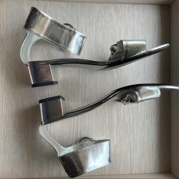 Authentic Gucci silver buckle strapped sandal with block heel - Picture 9 of 13